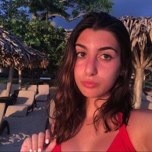 Meet your Posher, Nia